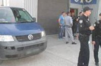 В Киеве клиент избил битой сотрудников СТО (ФОТО)