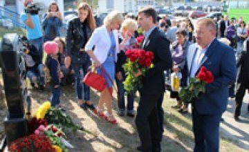 В Днепре на центральном автовокзале города открыли памятник патрульным полицейским Артему Кутушеву и Ольге Макаренко