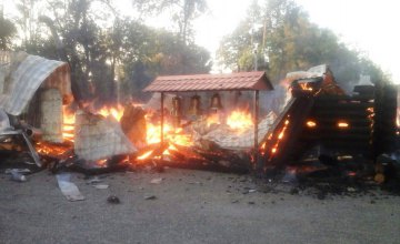 На Днепропетровщине дотла сгорела церковь (ВИДЕО)