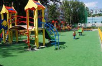 В Киеве 6-летняя девочка застряла на детской площадке