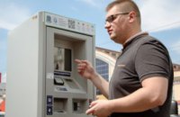  В Днепре продолжают устанавливать паркоматы: как платить за стоянку и кто такие контроллеры парковки