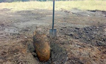 На Днепропетровщине посреди поля раскопали авиационную бомбу (ФОТО)