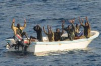 Захваченный сомалийскими пиратами танкер с украинцами движется к Сомали 