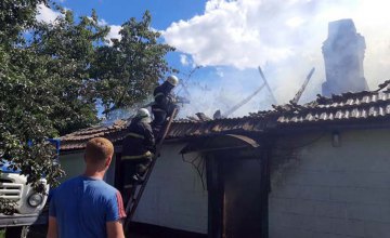 На Днепропетровщине произошел пожар в частном доме: огонь уничтожил 90 кв. м крыши