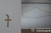 На Днепропетровщине женщина сорвала с пенсионерки золотую цепочку 
