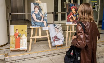 «Вишукана пані»: в ДнепрОГА открыли фотовыставку о женщинах-предпринимательницах