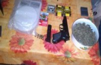 У жителя Запорожской области в доме обнаружили незарегистрированное оружие и наркотики