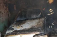 В Каменском загорелся гараж с автомобилем внутри (ФОТО)