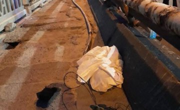 В Днепре задержали 2 мужчин, которые вырезали кабель освещения на Новом мосту (ФОТО)