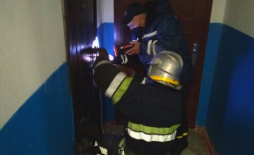 В Вольногорске пожилая женщина не могла самостоятельно подняться и звала на помощь : спасатели открыли двери квартиры