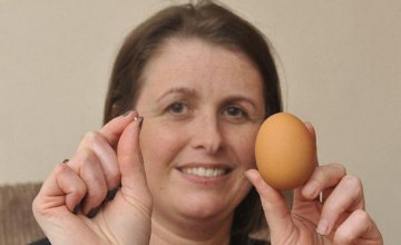 В Великобритании курица снесла яйцо с бриллиантом (ФОТО)