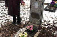 В Харьковской области задержали женщину за надругательство над могилами (ФОТО)