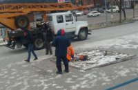​В Днепре на ж/м Левобережный-3 начали устанавливать ёлку (ФОТО)