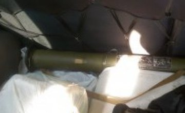В Днепропетровске ГАИшники задержали иномарку с гранатометом в багажнике (ФОТО)