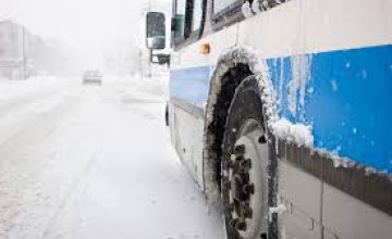 Под Днепром автобус застрял в сугробе (ВИДЕО)