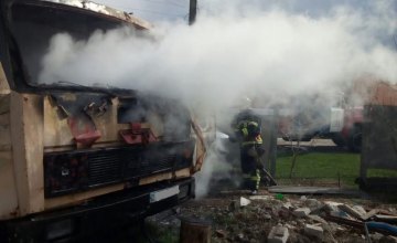 На Днепропетровщине во дворе дома загорелся грузовик (ФОТО)