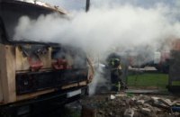 На Днепропетровщине во дворе дома загорелся грузовик (ФОТО)