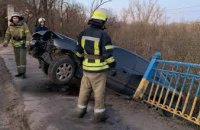 ​На Днепропетровщине легковушка врезалась в ограждение на мосту и чуть не слетела в реку (ФОТО)