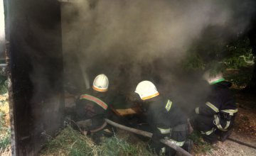 В Павлограде спасатели потушили пожар в гараже (ФОТО)