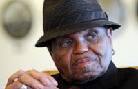 87-летний отец Майкла Джексона госпитализирован с инсультом 