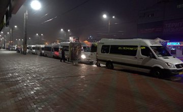 В Сумах ночью неизвестные в балаклавах порезали колеса у 15-ти маршруток (ФОТО)