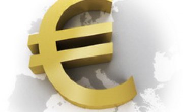 Торги на межбанке закрылись значительным снижением курса евро