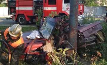 На Днепропетровщине легковушка влетела в бигборд: водителя вырезали из авто