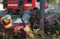 На Днепропетровщине легковушка влетела в бигборд: водителя вырезали из авто