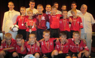 В Днепропетровске наградили футбольные команды по мини-футболу (ФОТО)