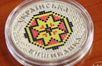 В августе НБУ ввел в обращение памятные монеты «Украинская вышиванка» и «Петля Нестерова»