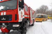 На Днепропетровщине в  снегу застрял школьный автобус с детьми (ФОТО)