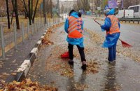 У Дніпрі продовжують ліквідовувати наслідки негоди: прибирають зламані вітром дерева і гілки, ремонтують електромережі, очищають дощоприймачі