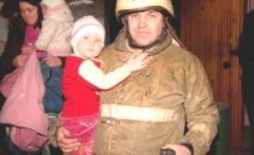 В Киеве спасатели эвакуировали 123 человека из горящего детского сада 