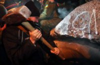 В Киеве свободовцы повалили памятник Ленину