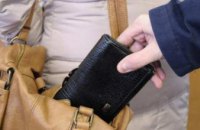 В Тернополе 14-летняя «карманница» за один день ограбила местных жителей на сумму более 12 тыс. грн