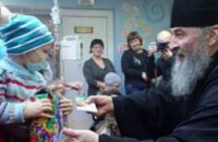 Предстоятель УПЦ поздравил маленьких пациентов Национального института рака с днем святого Николая