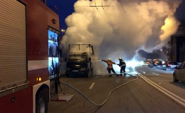 Дым на всю набережную: в Днепре на ходу загорелся автомобиль (ФОТО, ВИДЕО)