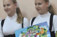 Партия регионов подарила 4-х дневную поездку в Санкт-Петербург близняшкам из Павлограда (ФОТО)