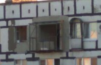 На ж/м Красный Камень к квартире в малосемейке построили огромный балкон (ФОТО)