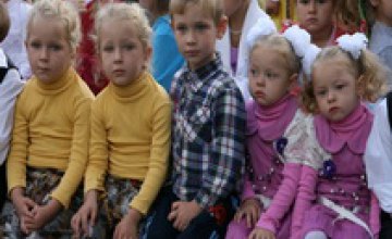 В Синельниковском районе открылась новая детская площадка
