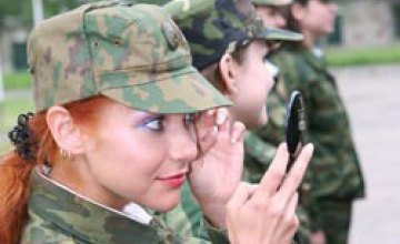 По контракту в украинской армии будут служить свыше 300 женщин
