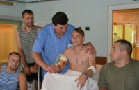 В больницу Мечникова госпитализировали раненого медика из зоны АТО