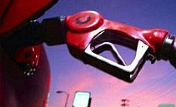 АМКУ снизил цены на бензин