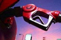 АМКУ снизил цены на бензин