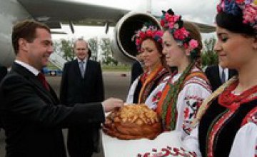Медведев прилетел в Украину