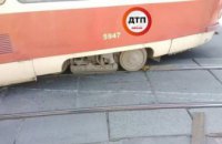 В Киеве на Подоле трамвай сошел с рельс: движение остановлено (ФОТО)