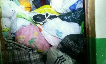 В Киеве в заваленной мусором квартире обнаружили труп (ФОТО)