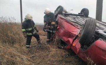 ​В Павлоградском районе Лада слетела с дороги и перевернулась: тело водителя из покореженного авто вырезали спасатели