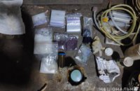 ​Оружие, нарколаборатория и «товар» на 500 тыс. грн: в Днепре задержали преступную наркогруппировку 
