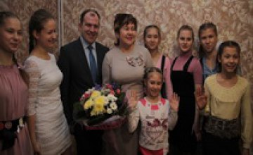 Дмитрий колесников посетил семью, удочерившую 9 детей